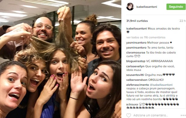 Isabella Santoni mostra comoção de amigos do teatro antes de raspar os cabelos (Foto: Reprodução/Instagram)
