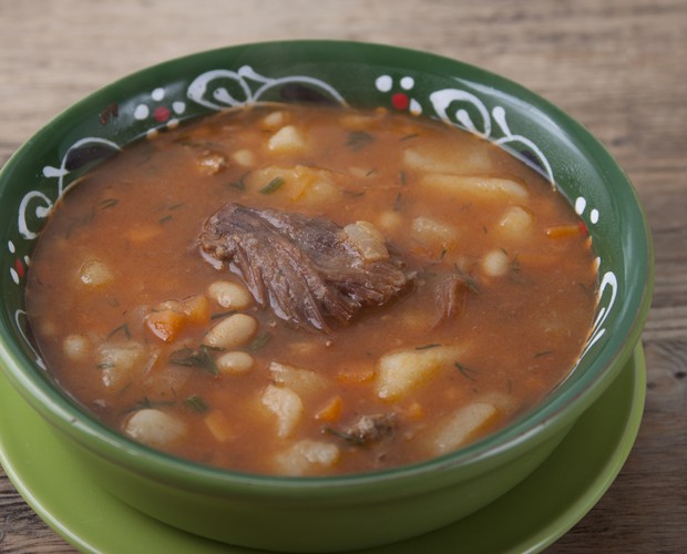 Bean soup with meat, potatoes, carrots, onions. (Foto: Getty Images/iStockphoto)