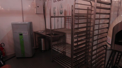 2. Armazenamento: o estabelecimento deve tomar muito cuidado com o maquinário e a refrigeração instalados no estoque. Dentro de uma cozinha, caixas de madeira e papelão não podem armazenar os alimentos.  