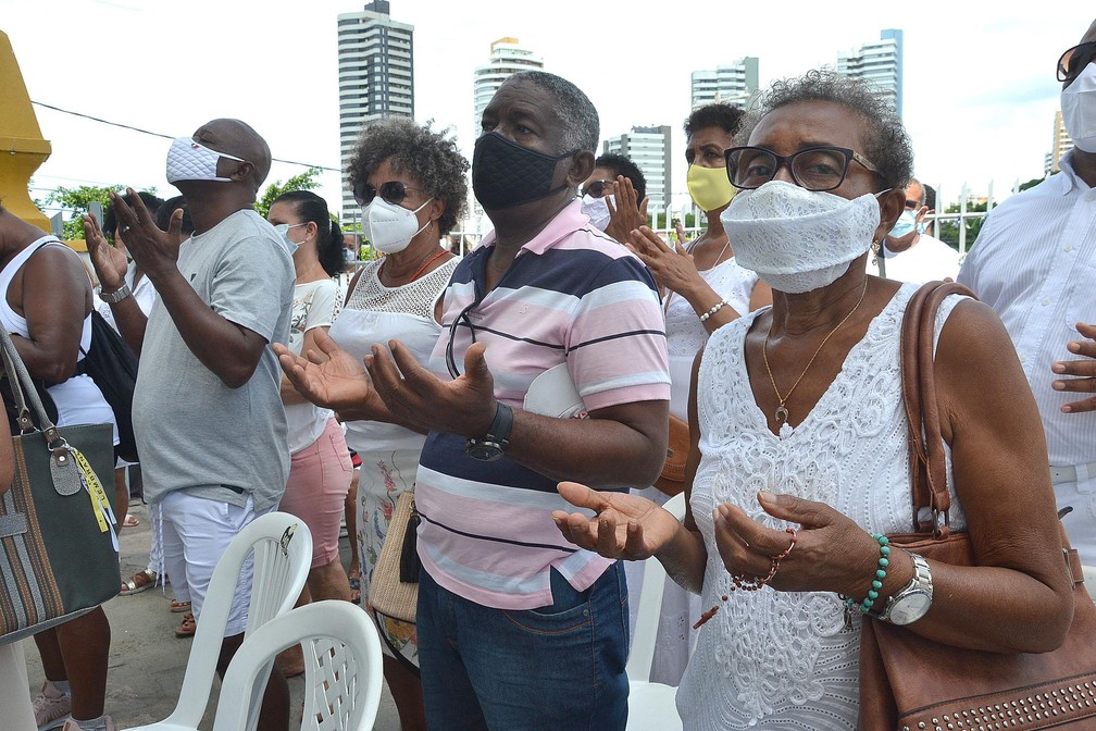 Devotos pedem bênçãos e proteção à São Lázaro e São Roque na Paróquia de São Brás, em Salvador. Como tradição na primeira segunda-feira do ano, os fiéis participam de missas onde agradecem e pedem proteção para o ano que se inicia       — Foto: Romildo de Jesus/Futura Press via Estadão Conteúdo