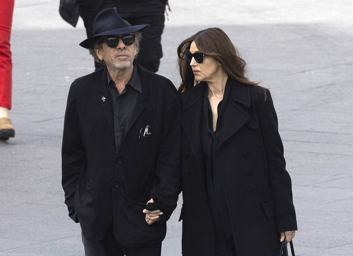 Namorando, Tim Burton e Monica Bellucci passeiam de mãos dadas em Madri - QUEM Acontece