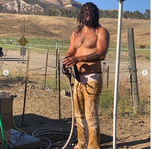 O ator Jason Momoa tomando banho de mangueira após um passeio de bugue (Foto: Instagram)