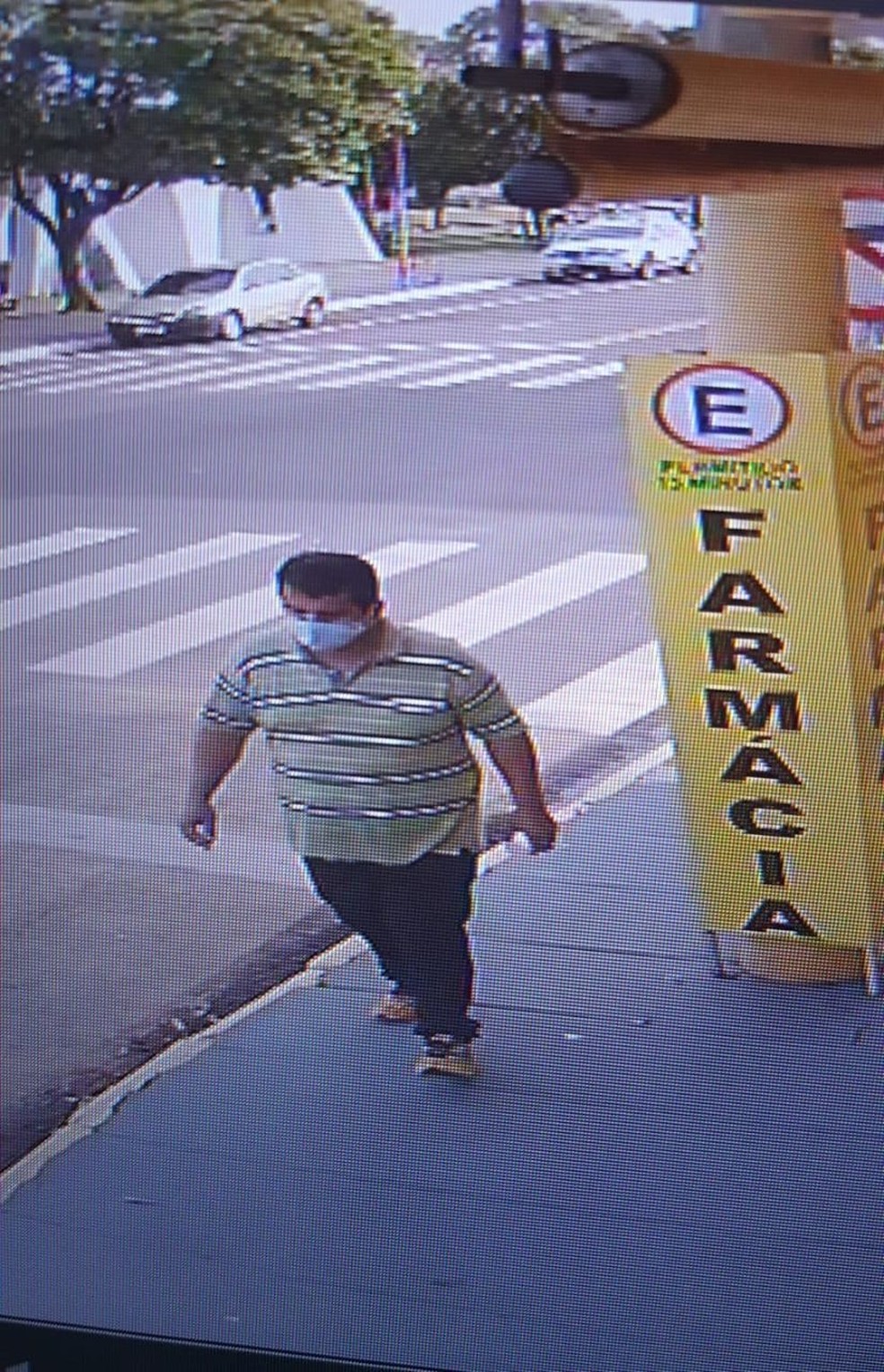 Suspeito de matar esposa e enteada de 9 anos é visto passeando no centro de Bataguassu (MS). — Foto: Polícia Civil/Divulgação