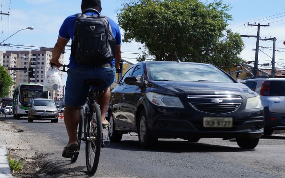 Foto vencedora mostra ciclista se arriscando na contramão na Avenida Hermes Fontes, em Aracaju — Foto: Jessica França/G1/Arquivo