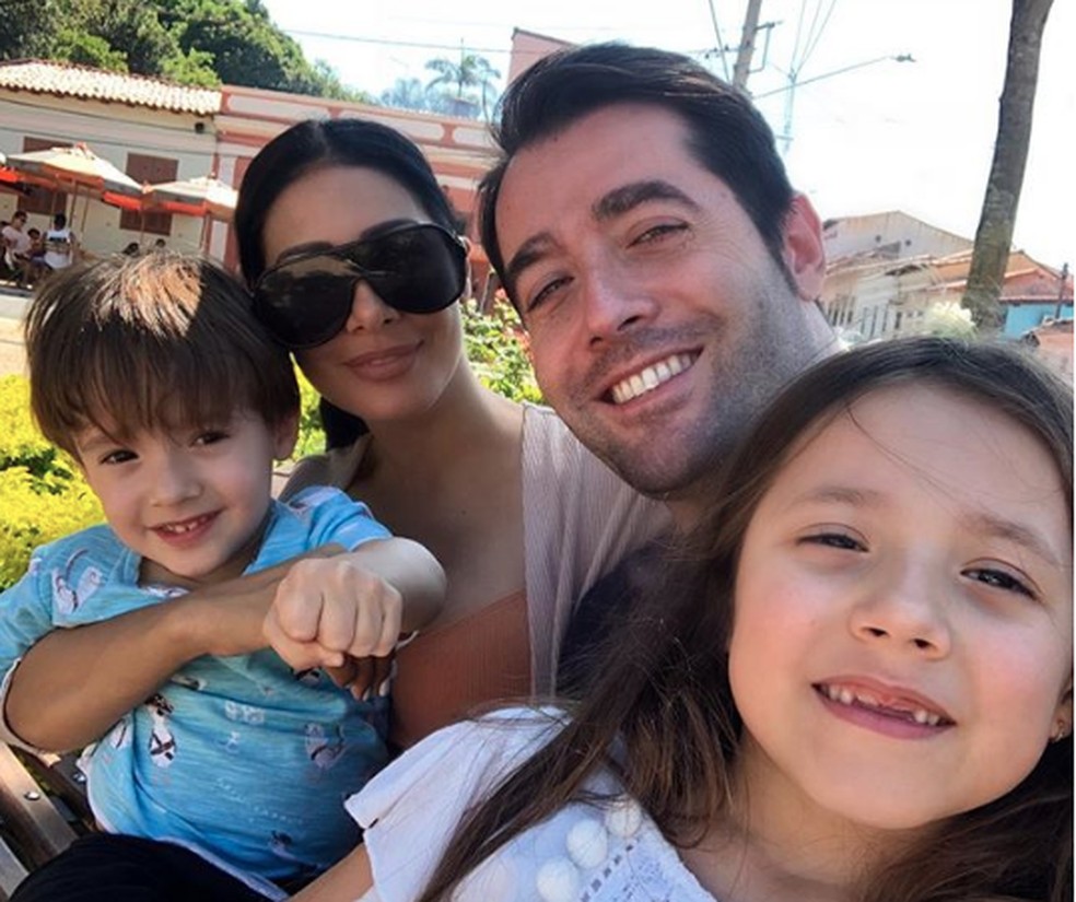 Simaria com o ex-marido, Vicente, e os filhos, Giovanna e Pawel — Foto: Arquivo pessoal