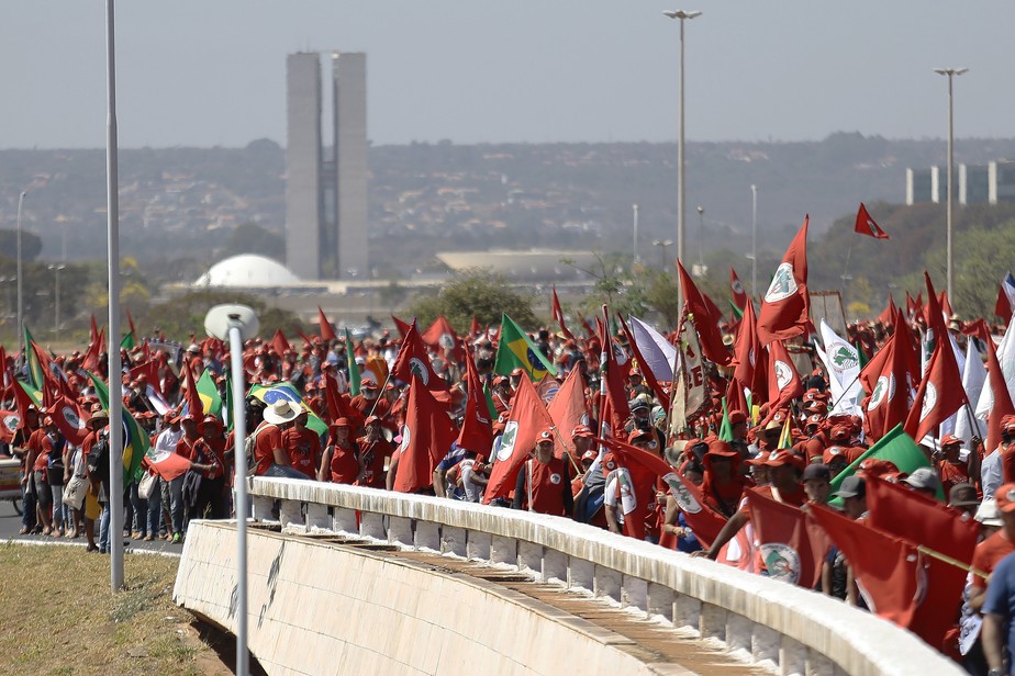 Apoio. Integrantes do MST em ato pró-Lula: ligação do PT com os sem-terra serve de munição contra o governo