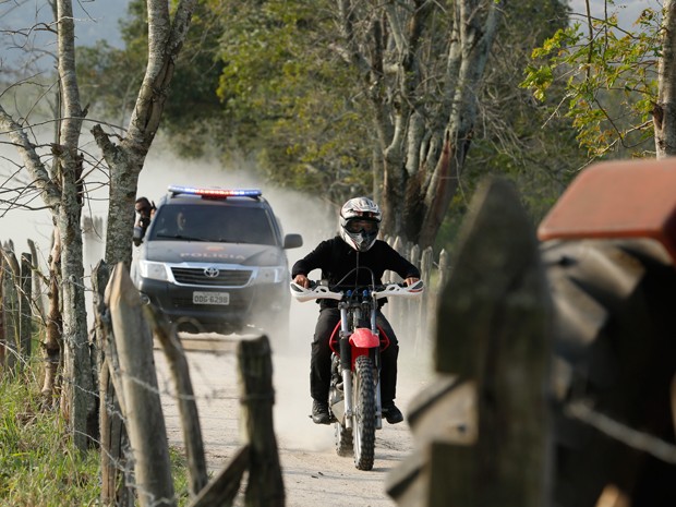 Como um verdadeiro filme de ação, Jonas é perseguido pela polícia (Foto: Artur Meninea/TV Globo)