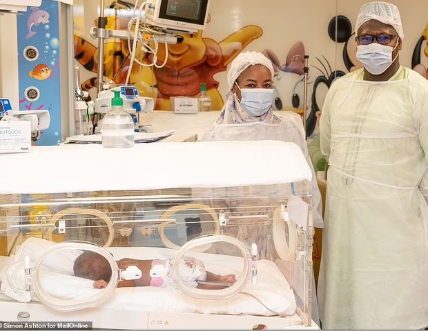 Halima e o marido visitam os 9 filhos, que seguem em observação em hospital no Marrocos (Foto: Reprodução/Daily Mail)