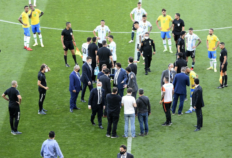 Brasil x Argentina é suspenso após entrada de agente da Anvisa em campo — Foto: Marcos Ribolli
