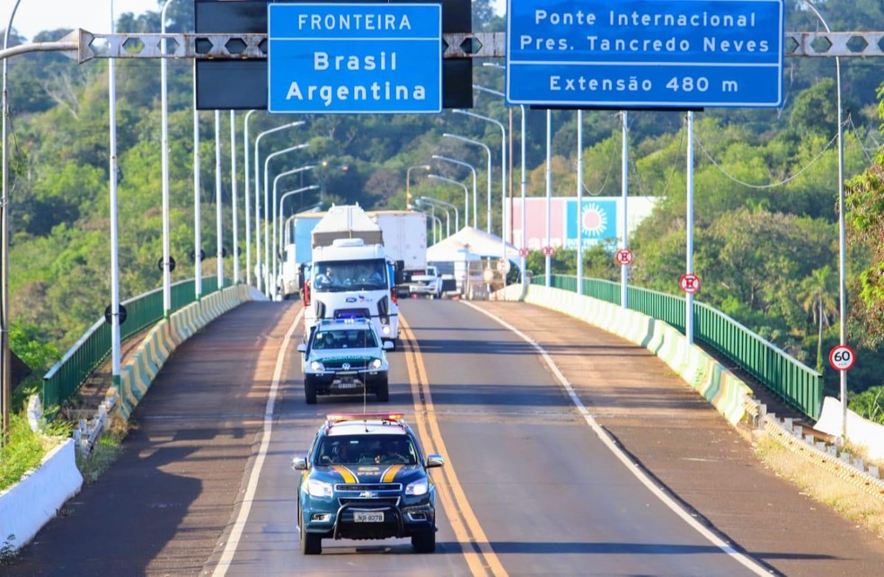 PRF fez a escolta da travessia da elefanta Mara pela Ponte Tancredo Neves, que faz fronteira entre Brasil e Argentina, nesta segunda-feira (11) — Foto: Christian Rizzi/PRF