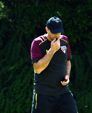 Rogério Ceni tenta encontrar uma solução na armação