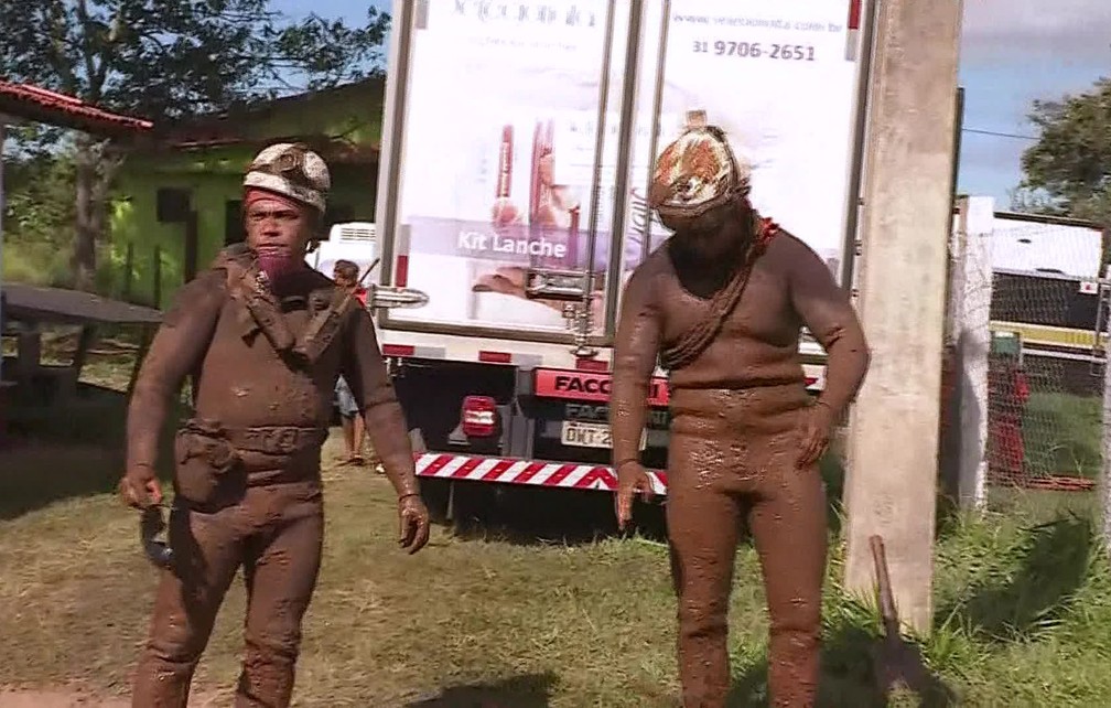 Bombeiros usam roupa de mergulho para rastejar na lama em busca de desaparecidos em Brumadinho (MG) — Foto: Reprodução/TV Globo