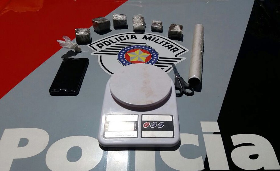 Maconha, cocaína e balança de precisão foram apreendidas (Foto: Polícia Militar/Cedida)