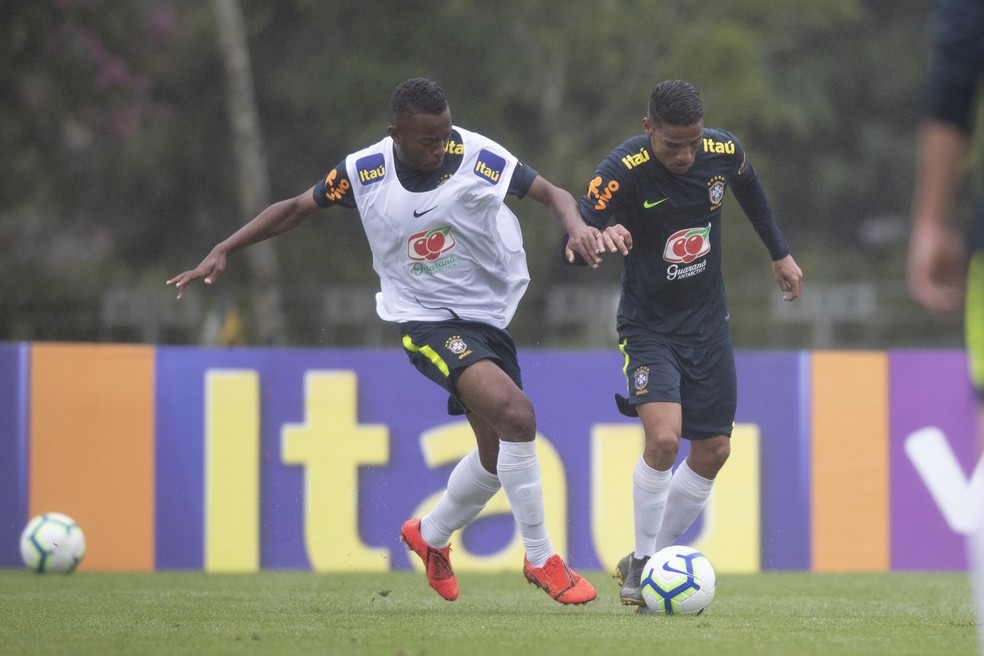 Thiago (D) fez treinos com a Seleção Brasileira Sub-18 — Foto: Lucas Figueiredo/CBF