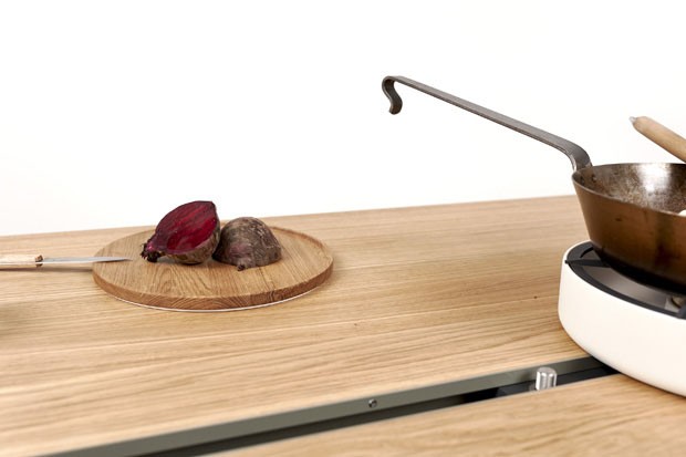 Design alemão: mesa-fogão invade a sala (Foto: Caspar Sesslar / divulgação)