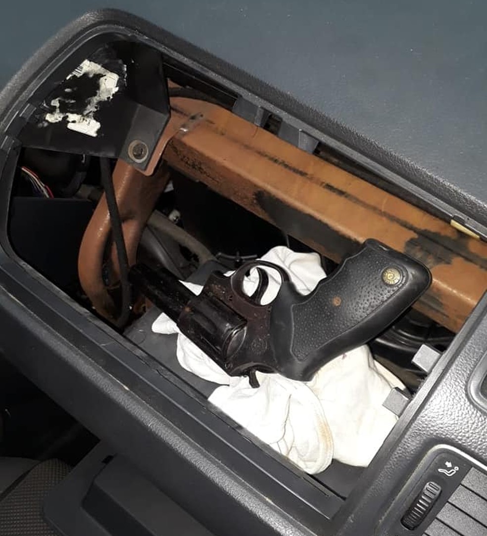 Arma foi encontrada em fundo falso no porta-luvas do veículo — Foto: Divulgação/Polícia Militar