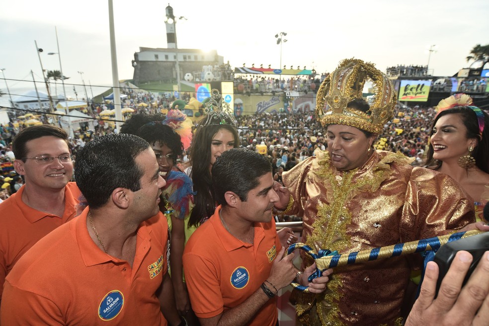 Prefeito ACM Neto entregando a chave da cidade ao Rei Momo do carnaval de Salvador, em 2018 â?? Foto: Max Haack/Ag Haack