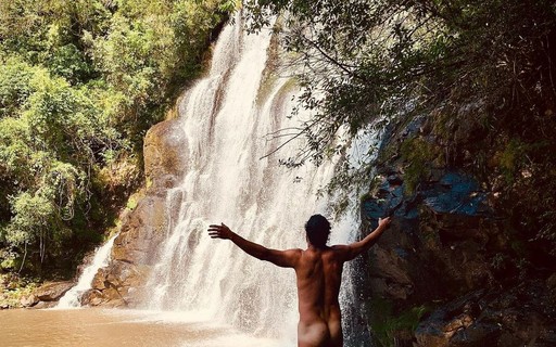 José Loreto posa pelado em cachoeira: "Antes do mergulho"