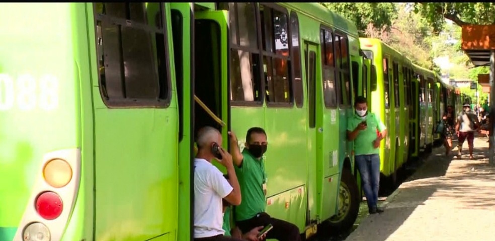 Motoristas e cobradores de ônibus paralisaram atividades em Teresina — Foto: Reprodução/TV Clube