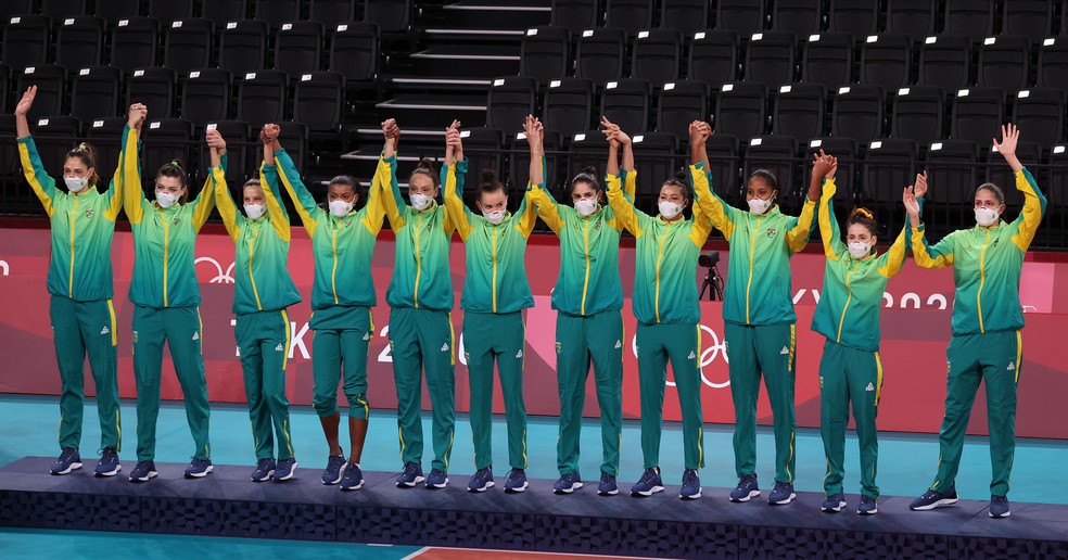 Brasileiras no pódio do vôlei feminino em Tóquio, medalha de prata — Foto: REUTERS/Ivan Alvarado