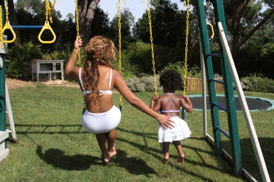 Beyoncé e Blue Ivy brincam em balanço (Foto: Reprodução)
