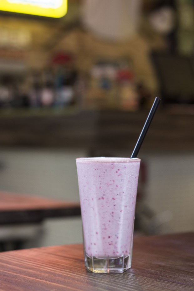 Como fazer um milk-shake de frutas vermelhas sem usar liquidificador (Foto: Celso Rodrigues)