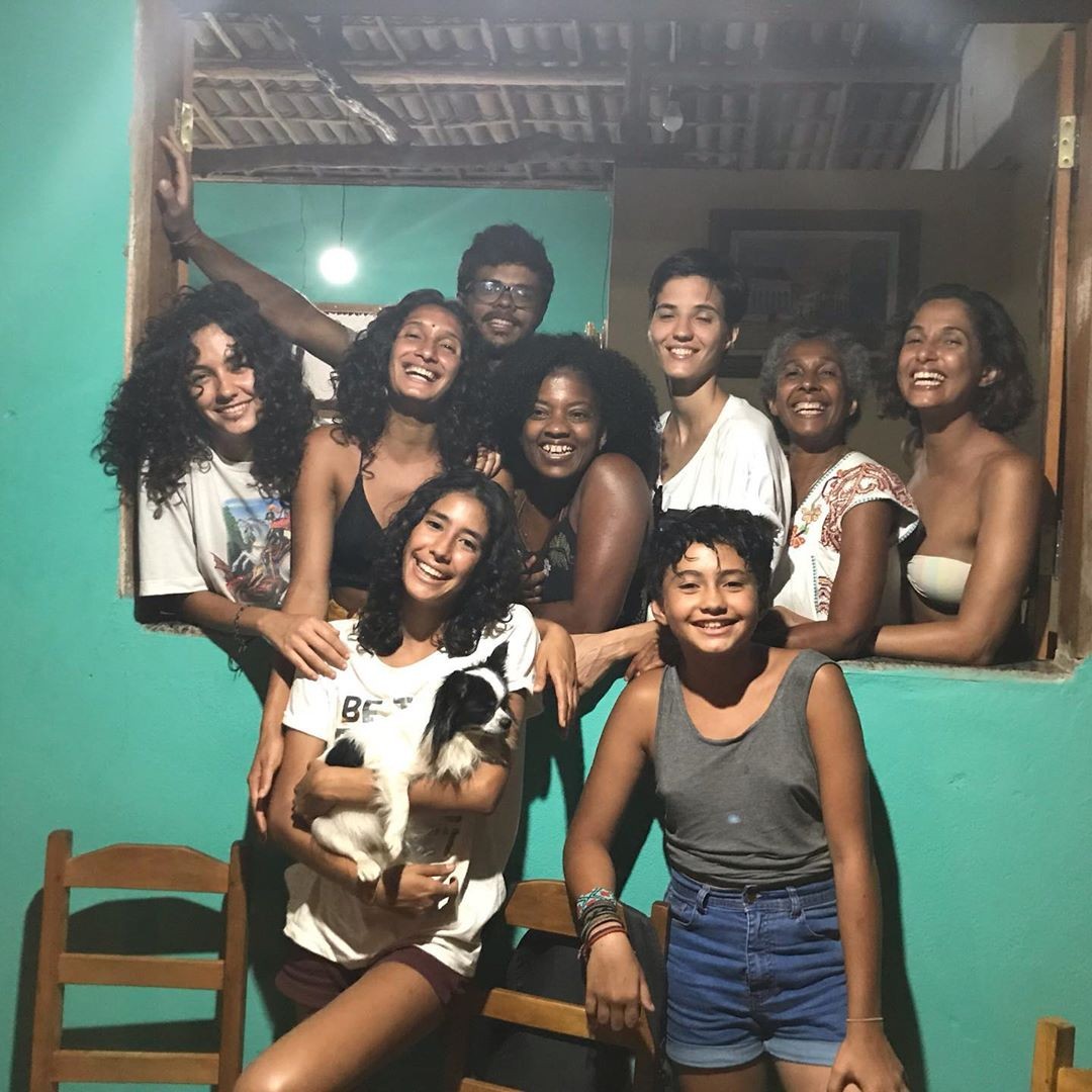 Camila Pitanga em família na Bahia (Foto: Reprodução / Instagram)