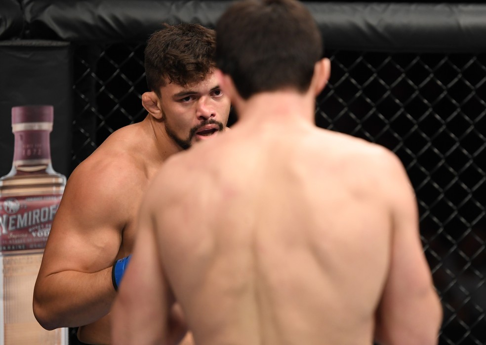 Klidson Abreu teve o nariz quebrado por um golpe de encontro de Magomed Ankalaev â?? Foto: Getty Images