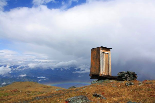 Banheiro no topo de montanha na Rússia é eleito o mais perigoso do mundo (Foto: Caters News Agency)