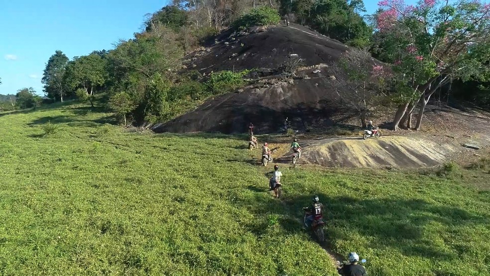 Trilheiros optaram por subir a pedra com auxílio de motocicletas — Foto: Reprodução/Rede Amazônica
