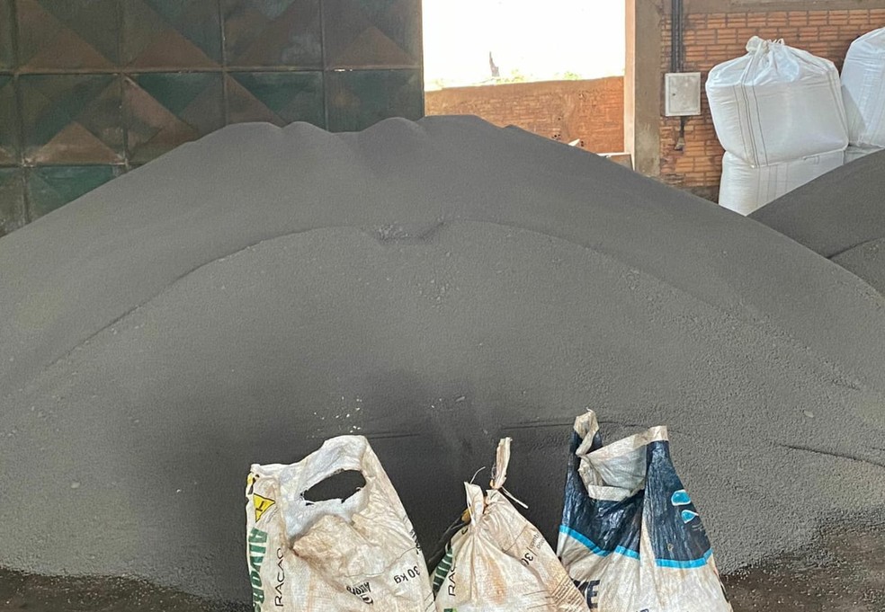 Polícia apreendeu mais de 250 toneladas de adubo — Foto: Polícia Militar
