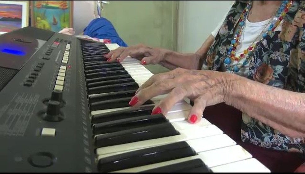 Além da paisão pela pintura, artista também toca piano (Foto: Reprodução Rede Amazônica Acre)