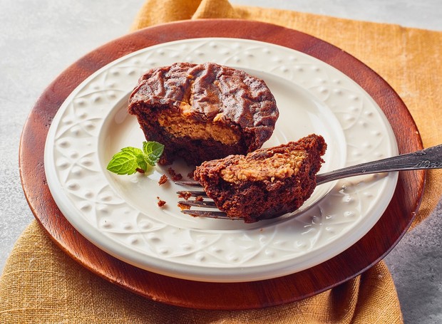 Você pode servir o muffin de chocolate recheado com pasta de amendoim quente ou esperar esfriar (Foto: Pratí / Divulgação)