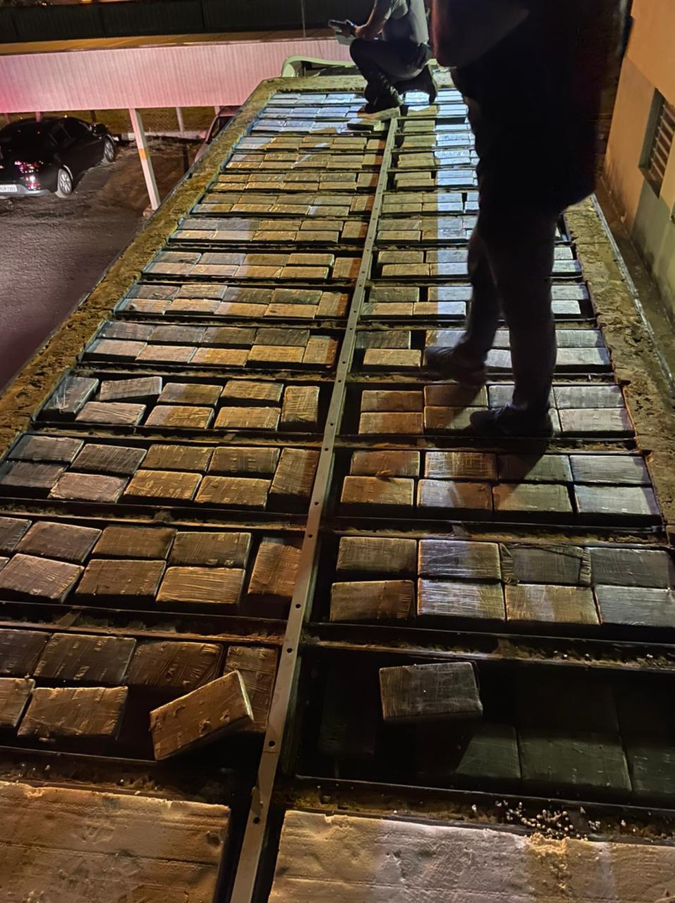 Homem é preso transportando mais de 500kg de cocaína em Assis, nesta quinta-feira (30).  — Foto: Polícia Federal e Polícia Rodoviária/Divulgação