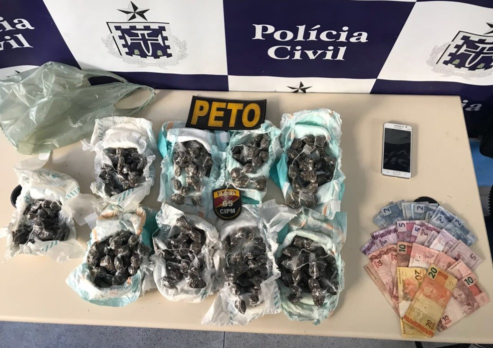 Droga foi encontrada em fralda descartável com suspeito de tráfico (Foto: Divulgação/ PM-BA)
