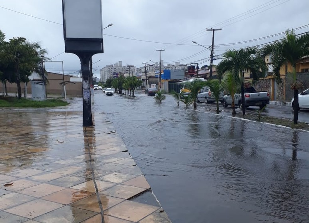 Lagoa de captação transbordou na avenida Abel Cabral, em Nova Parnamirim, na região metropolitana de Natal — Foto: Letícia Nascimento