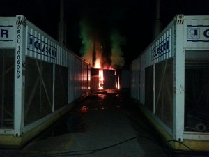 Incêndio ocorreu durante a madrugada (Foto: Reprodução/TV Tapajós)