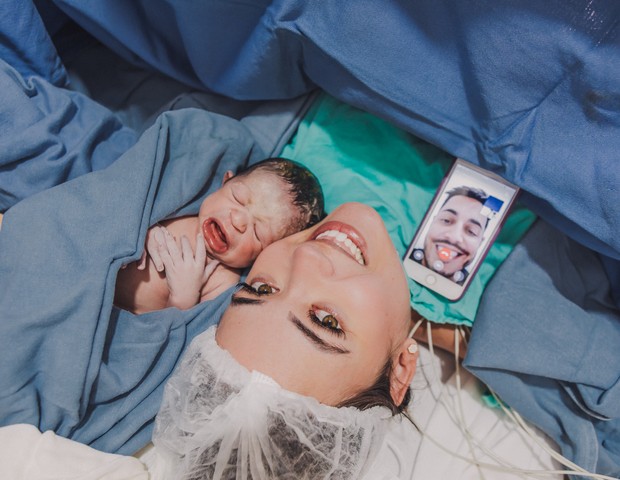 Juliana com o filho Theo, após o parto (Foto: Bruna Costa/@brunacostafotografias)