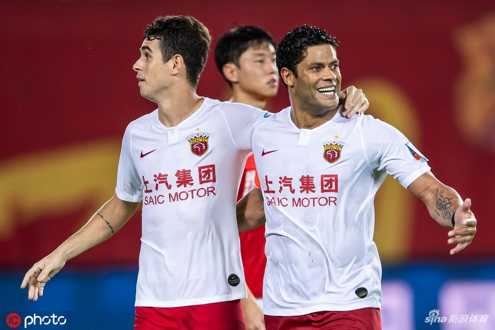 Oscar e Hulk comemoram gol pelo  Shanghai SIPG — Foto: Reprodução/sina.com