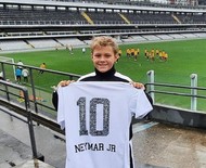 Filho de Neymar visita Vila Belmiro, em Santos, e jogador se derrete