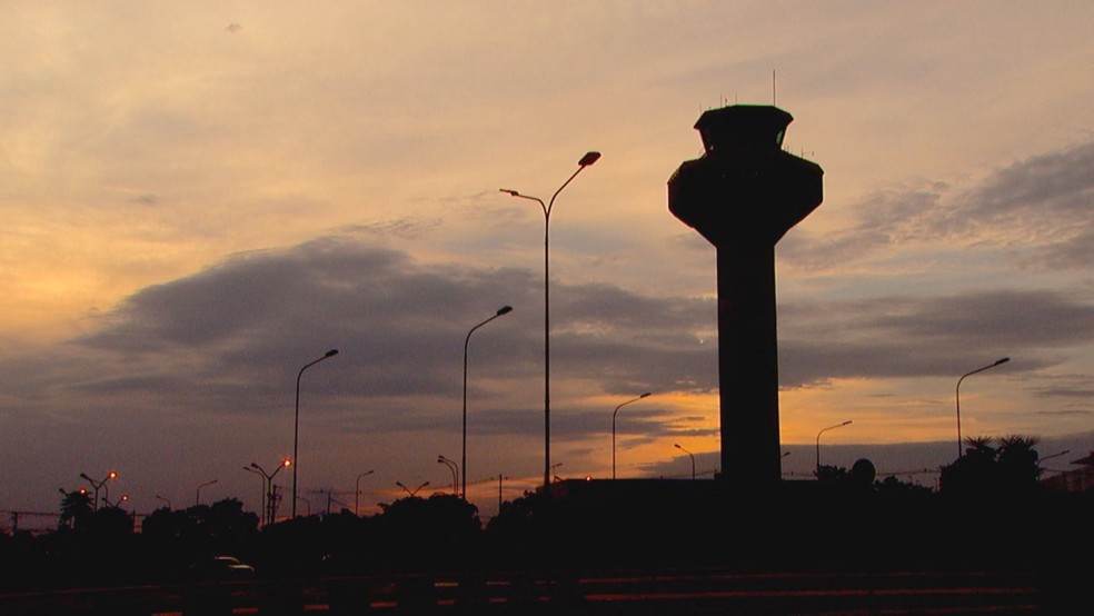 Entardecer no Aeroporto de Viracopos, em Campinas, onde pousariam voos da aérea francesa — Foto: Reprodução/EPTV