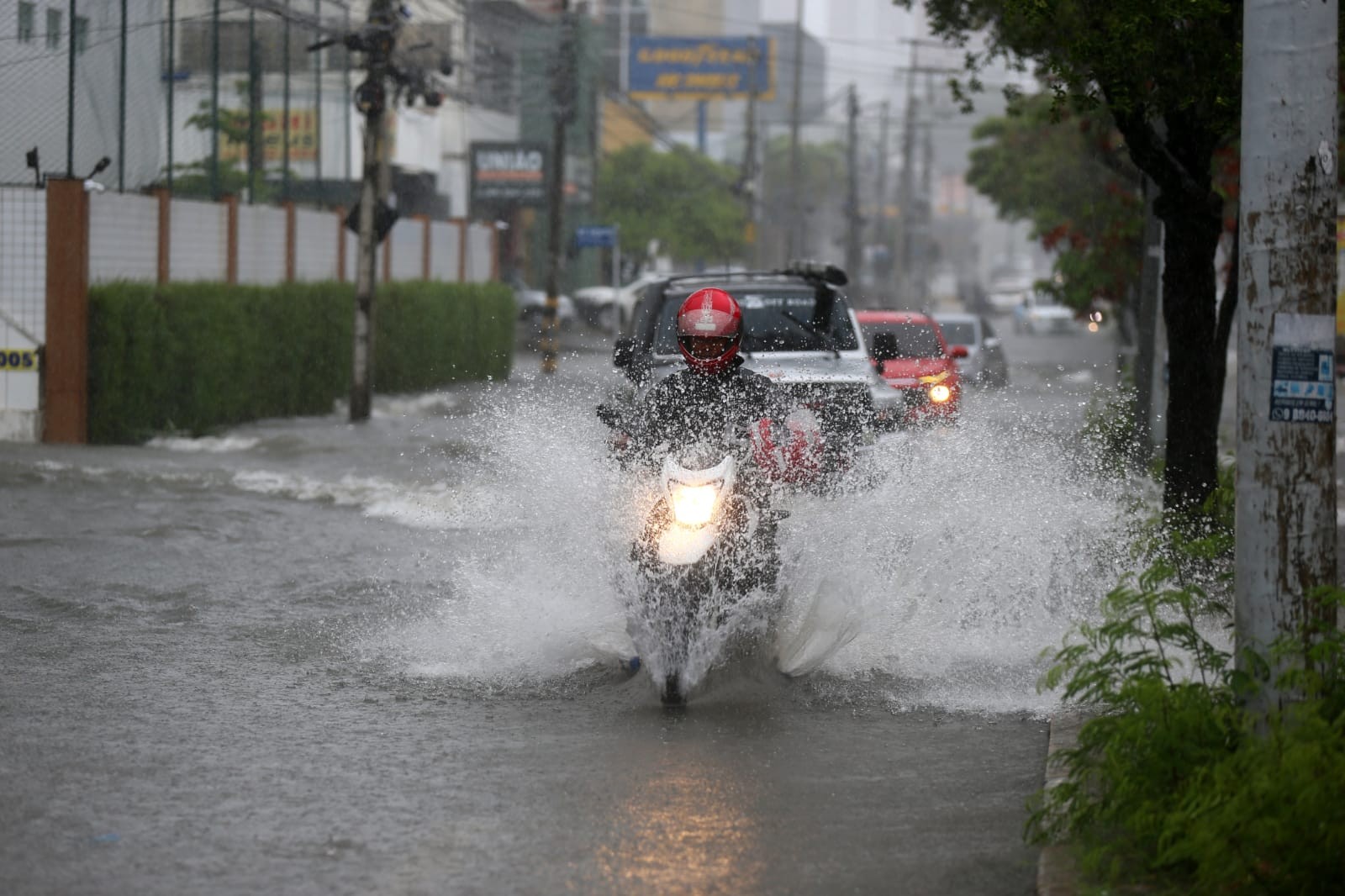 Chuvas intensas no Ceará devem seguir nesta segunda, e estado tem alerta para rajadas de vento de até 100km/h
