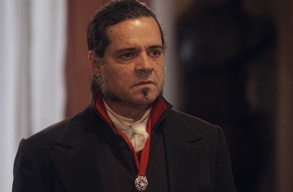 Ele também diz que o que sente por ela é o amor mais puro e que tem se controlado com todas as forças (Foto: TV Globo)