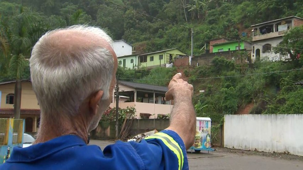 De longe, morador de Santa Leopoldina, ES, vê a própria casa e lamenta não pode retornar — Foto: Reprodução/ TV Gazeta