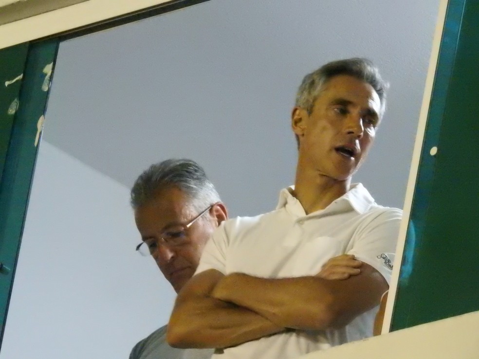 Paulo Sousa assistiu &agrave; maior parte do segundo tempo de Flamengo x Portuguesa de bra&ccedil;os cruzados &mdash; Foto: Fred Gomes