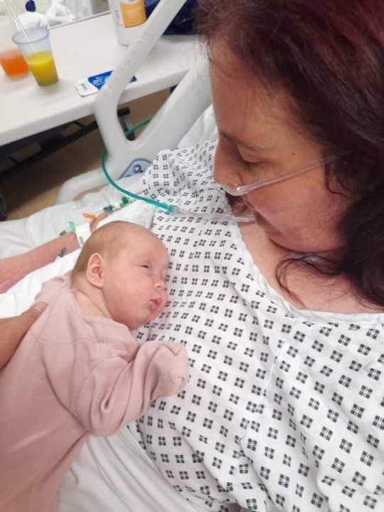 Mulher acorda do coma provocado pela covid e descobre que deu à luz uma menina (Foto: Reprodução/ Men Media / Metro)