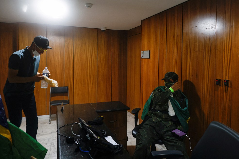 Invasores — Foto: ADRIANO MACHADO / Reuters