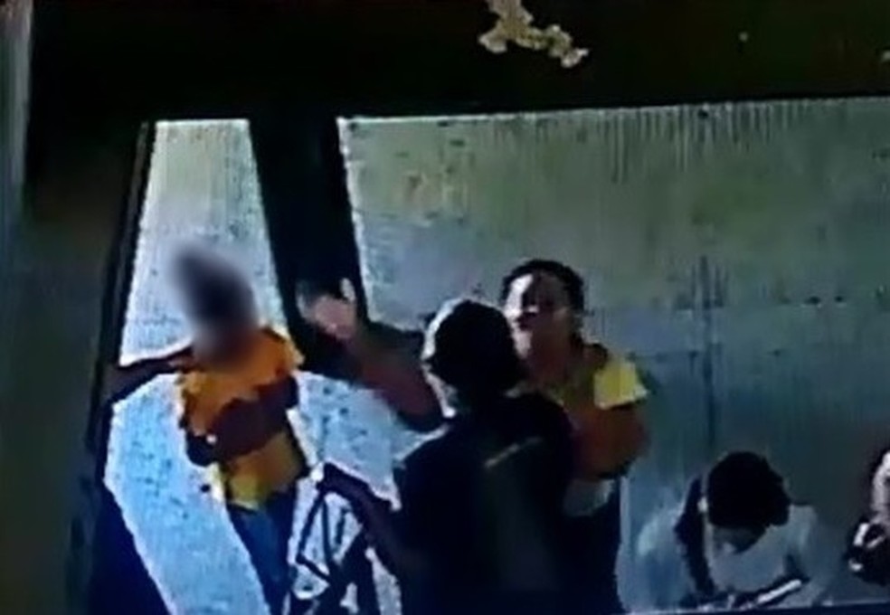 Educadora social leva tapa na cara de mãe de aluna no DF — Foto: Reprodução