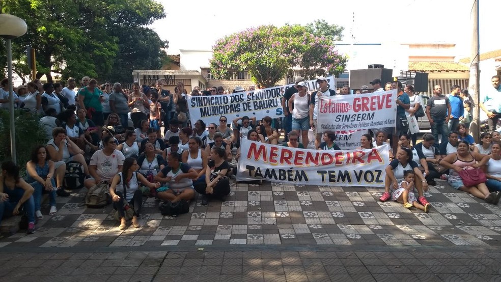 Servidores estão em greve há 8 dias  (Foto: Cristiane Paião/TV Tem)