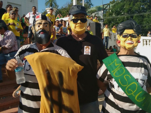 Manifestantes utilizaram máscaras de Lula, Dilma e do Japonês da Federal durante protesto (Foto: Quésia Melo/G1)